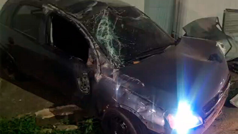 Vídeo: Corsa fica destruído após motorista trafegar pela contramão e capotar várias vezes no centro de Porto Velho