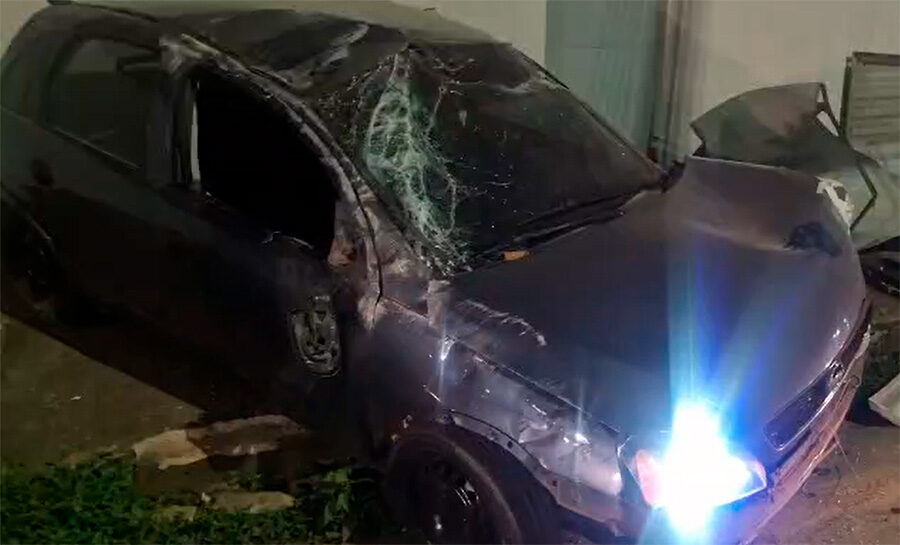 Vídeo: Corsa fica destruído após motorista trafegar pela contramão e capotar várias vezes no centro de Porto Velho