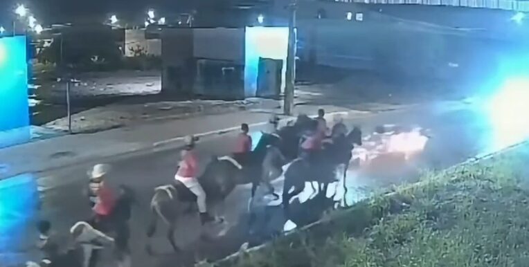 Vídeo: motociclista tenta desviar de homens a cavalo, cai e morre após bater em carro