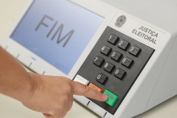 Votos nulos e brancos não anulam a eleição