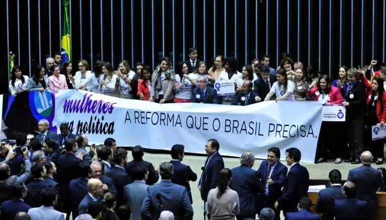 A barreira invisível: o abismo entre o voto feminino e o poder político em Rondônia