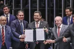 Alcolumbre homenageia Paulo Paim na promulgação do fim da 6×1