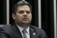 Alcolumbre mantém calendário, mas avanço da direita no Senado dificulta votação da PEC da escala 6×1