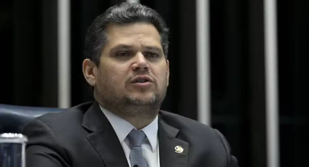 Alcolumbre mantém calendário, mas avanço da direita no Senado dificulta votação da PEC da escala 6×1