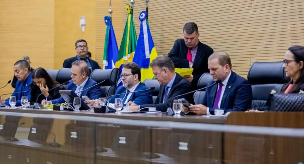 Alero agenda nova sessão para terça-feira (27) sob cobrança para presença de deputados