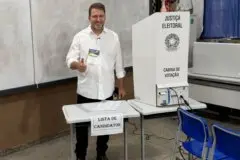 Alex Redano vota em Ariquemes ao lado da família e reafirma compromisso com Rondônia