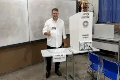 Alex Redano vota em Ariquemes ao lado da família e reafirma compromisso com Rondônia