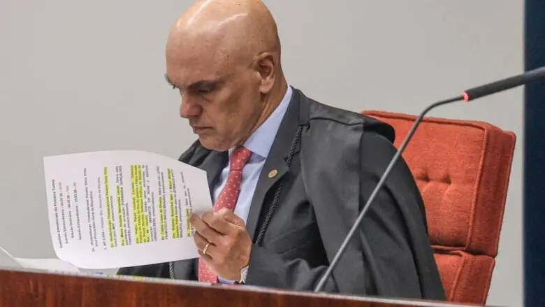 Alexandre de Moraes multa advogado por uso de comandos ocultos em petição no STF