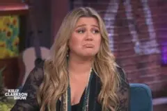 Após crítica de Kelly Clarkson, loja se manifesta e revela o que a cantora queria comprar; veja Kelly Clarkson comentou sobre bullying sofrido pela filha no colégio e se emocionou com conselho de Henry Winkler. (Foto: Reprodução/YouTube)