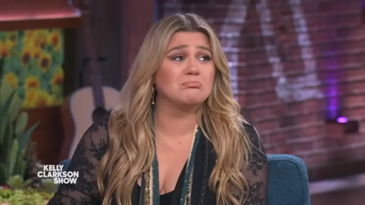 Após crítica de Kelly Clarkson, loja se manifesta e revela o que a cantora queria comprar; veja Kelly Clarkson comentou sobre bullying sofrido pela filha no colégio e se emocionou com conselho de Henry Winkler. (Foto: Reprodução/YouTube)