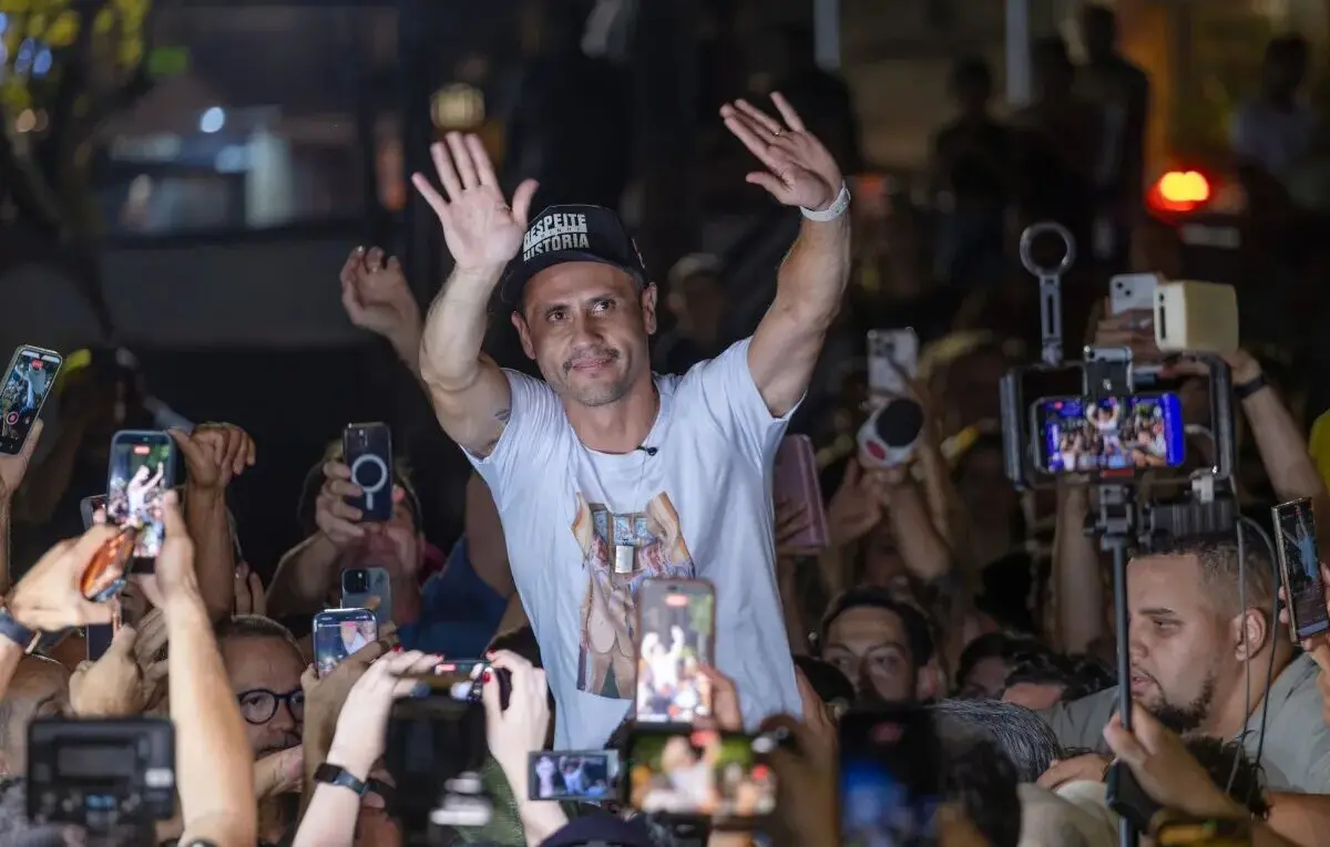 Após fala de Lula, Cleitinho reafirma apoio a Flávio Bolsonaro