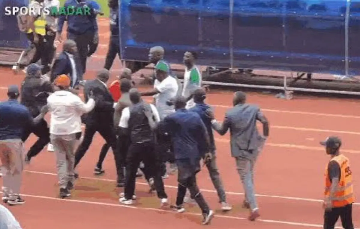 Árbitro no Quênia é perseguido em campo após assinalar pênalti em partida