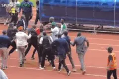 Árbitro no Quênia é perseguido em campo após assinalar pênalti em partida