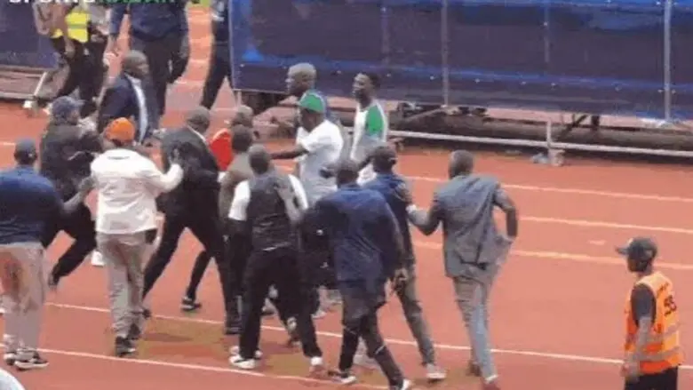 Árbitro no Quênia é perseguido em campo após assinalar pênalti em partida