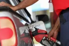 Às vésperas do 2º turno, governo Lula zera impostos federais da gasolina por um mês