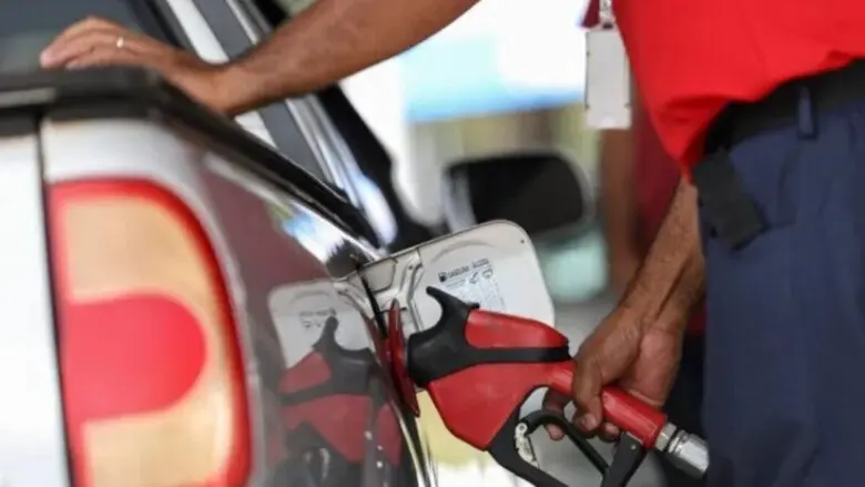 Às vésperas do 2º turno, governo Lula zera impostos federais da gasolina por um mês