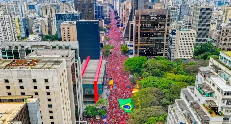 Ato por reeleição de Lula reúne apoiadores na Avenida Paulista
