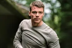 Ator de ‘O Agente Noturno’ se junta ao elenco de ‘Guilty Creatures’, nova série de SUSPENSE da Apple TV