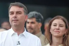 Avião com Flávio Bolsonaro e família segue para Miami