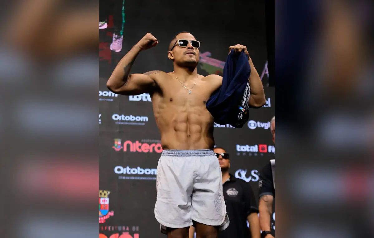 Brasiliense Eliwelton "Tourinho" vence o Jungle Fight 155 no peso-leve
