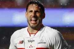 Calleri decide, São Paulo vence o Vitória e respira no Brasileirão