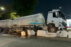 Caminhão-tanque destrói barreira de concreto na subida de viaduto da BR-364