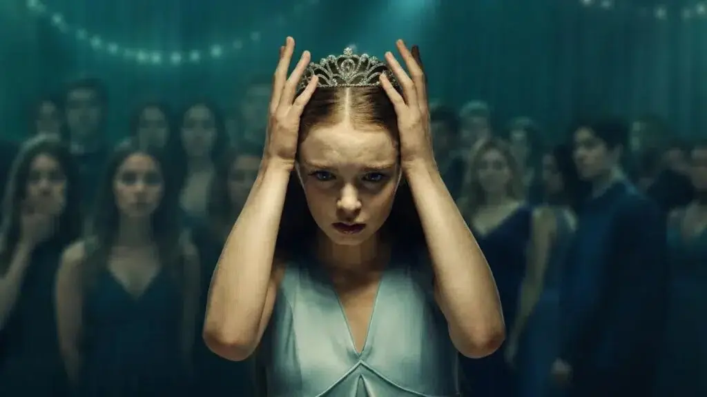 ‘Carrie, a Estranha’: Mike Flanagan afirma que a cena do baile foi a “mais difícil” de sua carreira