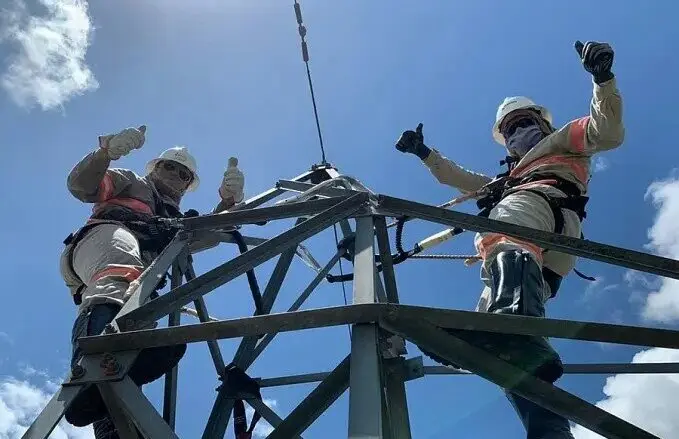 Cerca de mil eletricistas atuam para levar energia aos rondonienses; rofissão é celebrada neste sábado