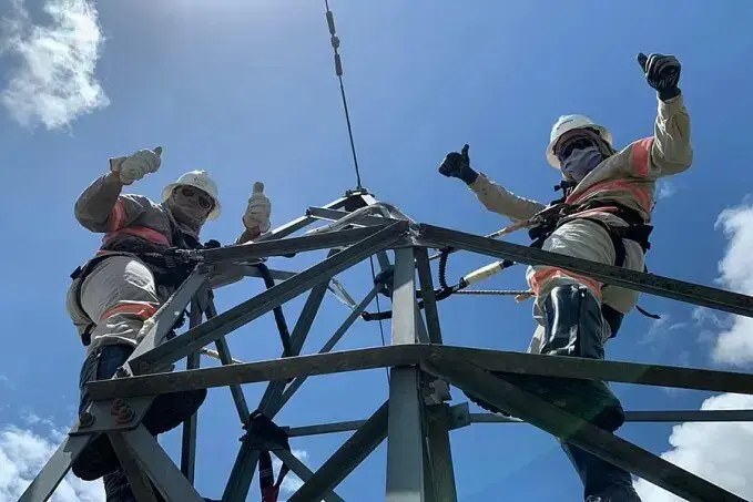 Cerca de mil eletricistas atuam para levar energia aos rondonienses; rofissão é celebrada neste sábado