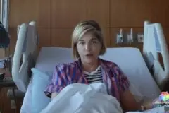 CHOQUE! Selma Blair é presa após supostamente agredir comissários e tentar abrir porta de avião durante voo