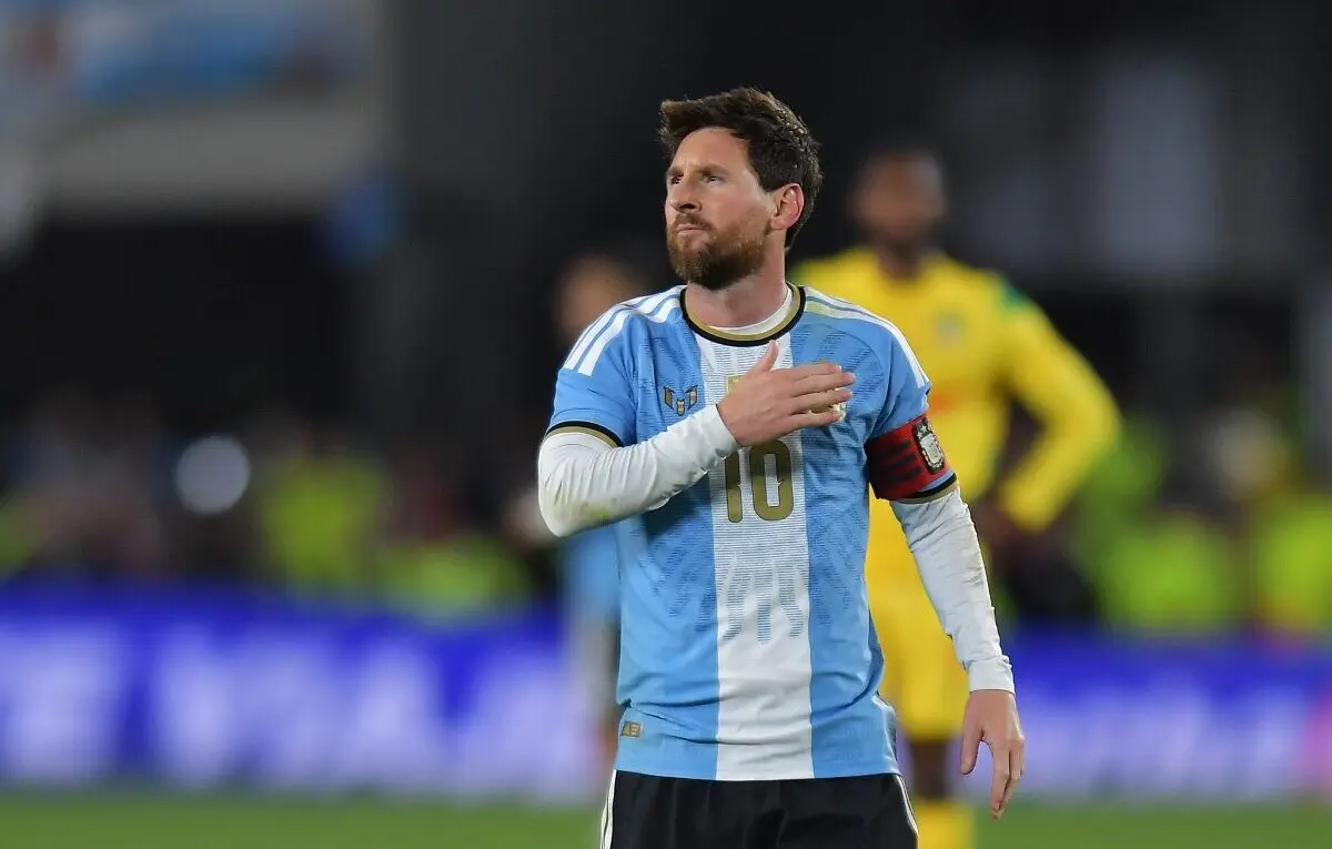 Com assistências e gol, Messi se despede da seleção argentina com vitória