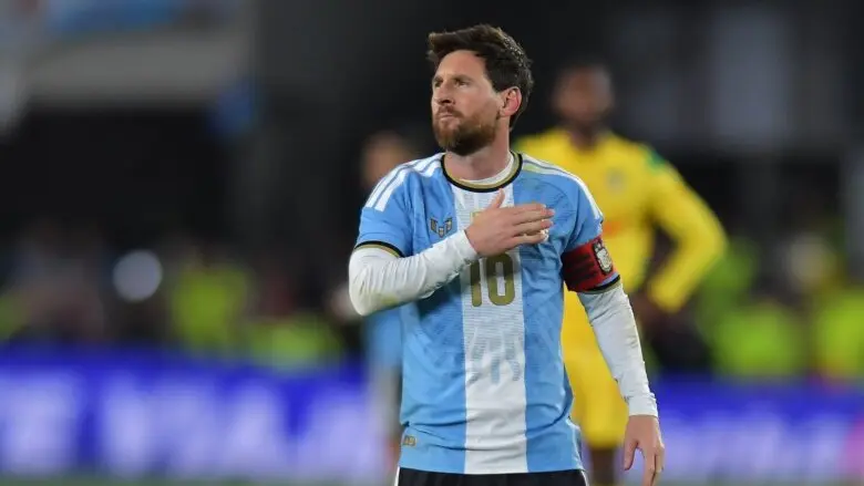 Com assistências e gol, Messi se despede da seleção argentina com vitória