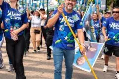 Com vassouras nas ruas, Rafael Claros encerra campanha em Porto Velho