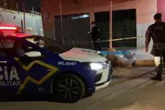 Criminosos em moto executam homem a tiros no Cai N'Água
