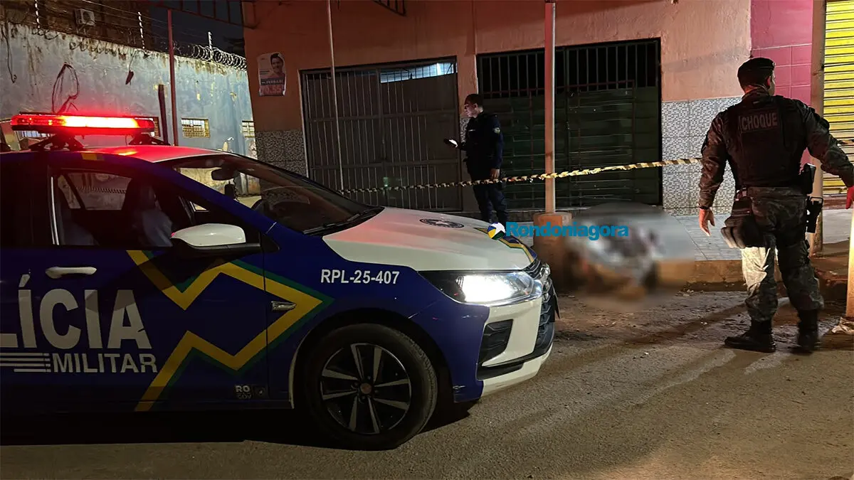 Criminosos em moto executam homem a tiros no Cai N'Água
