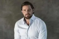 Daniel Vorcaro: Reportagem revela festas com poderosos, show de Alicia Keys em iate milionário e o motivo por trás das celebrações Celulares de Daniel Vorcaro vendo sendo apurado pela PF. (Foto: Divulgação/ Banco Master)