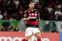 Danilo, do Flamengo, é encaminhado ao hospital após choque no Fla-Flu