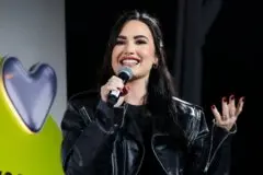 Demi Lovato vai parar no hospital após possível reação alérgica e atualiza fãs sobre estado de saúde Demi Lovato vai parar no hospital após possível reação alérgica e tranquiliza fãs: “Estou bem!” (Foto: Getty)