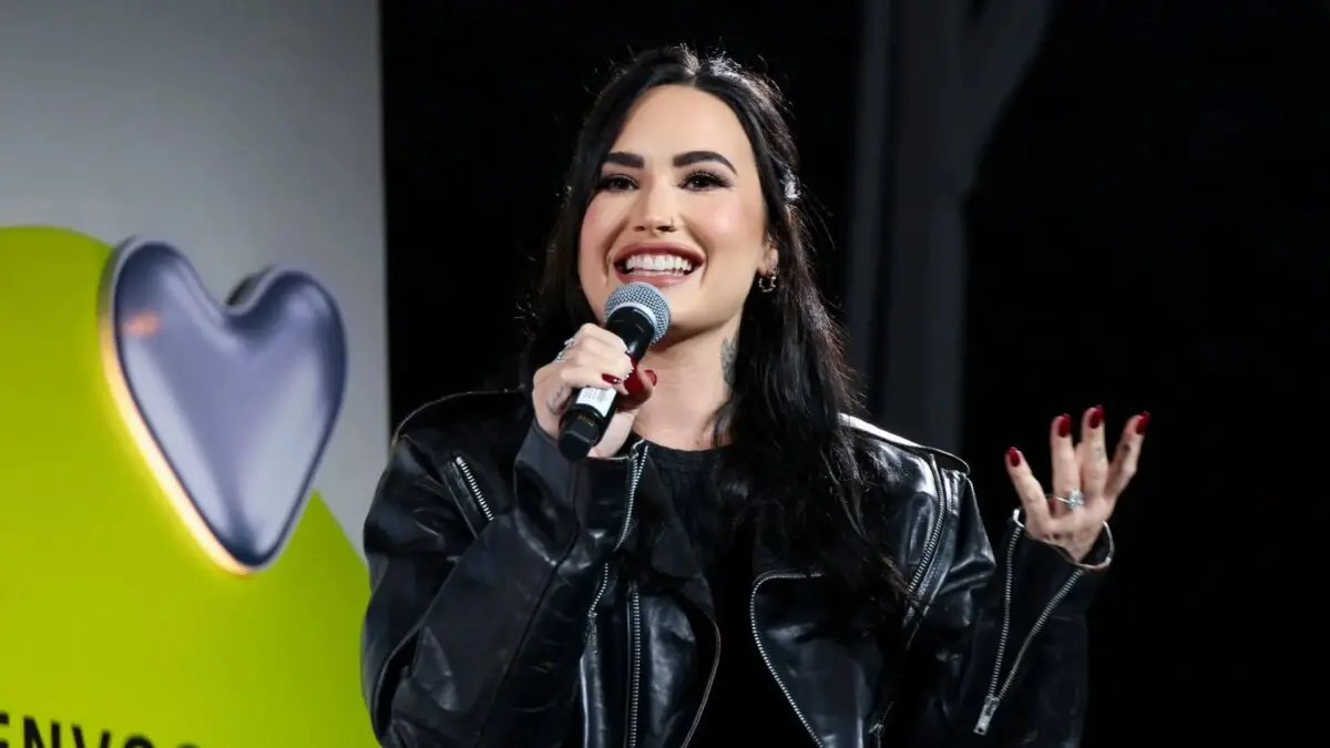 Demi Lovato vai parar no hospital após possível reação alérgica e atualiza fãs sobre estado de saúde Demi Lovato vai parar no hospital após possível reação alérgica e tranquiliza fãs: “Estou bem!” (Foto: Getty)