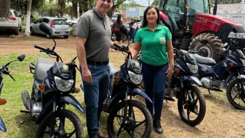 Deputado Dr. Luís do Hospital entrega trator e 15 motocicletas em Itapuã do Oeste