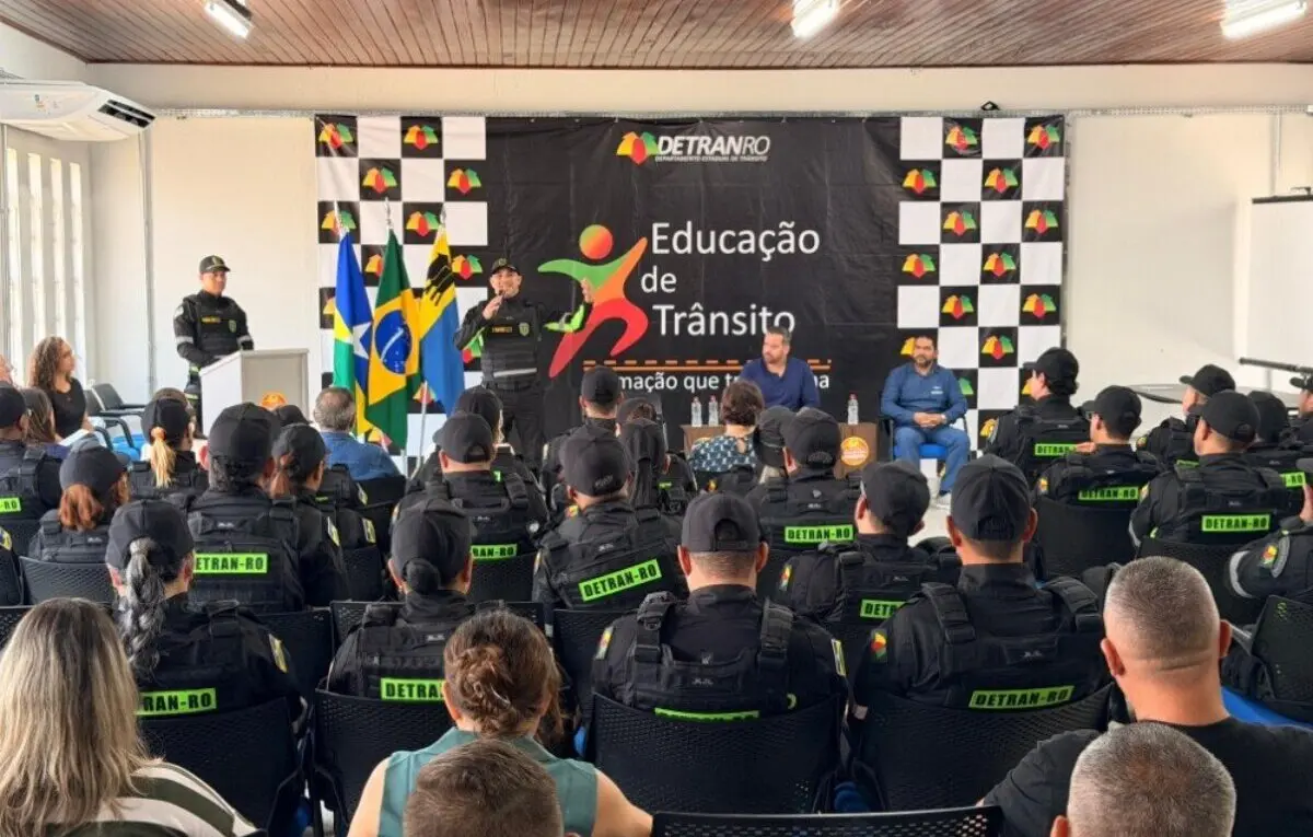 Detran entrega uniformes para agentes de trânsito