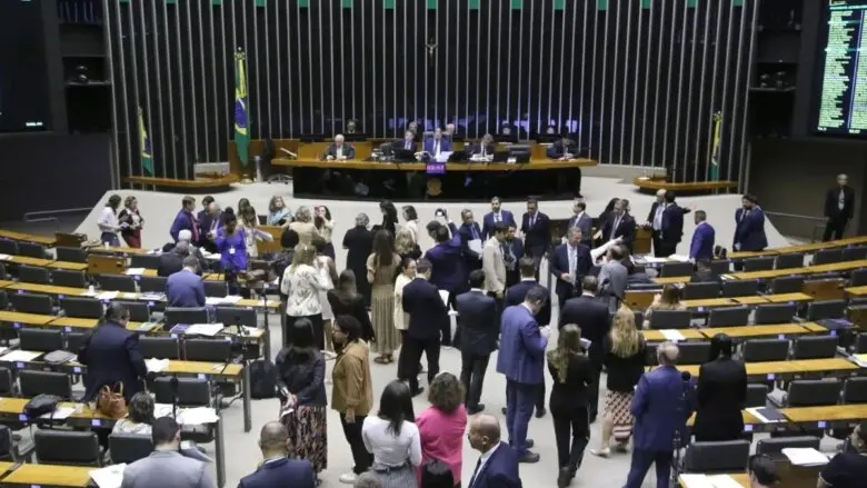 Direita decide votar a favor do fim da escala 6×1
