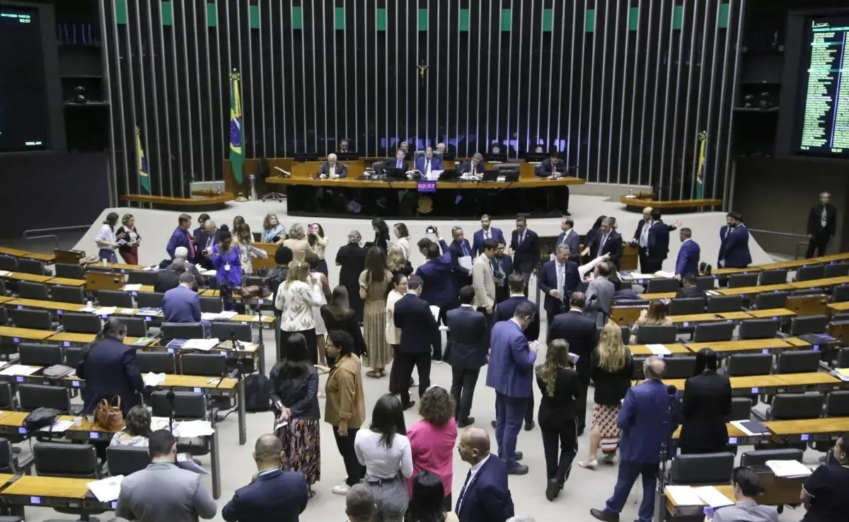 Direita decide votar a favor do fim da escala 6×1