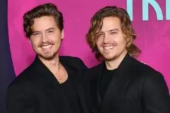 Dylan Sprouse faz descoberta bizarra sobre a família e revela reação do irmão gêmeo, Cole: “Muito louco”; assista Dylan Sprouse faz descoberta bizarra sobre a família e revela reação do irmão gêmeo, Cole: “Muito louco”; assista