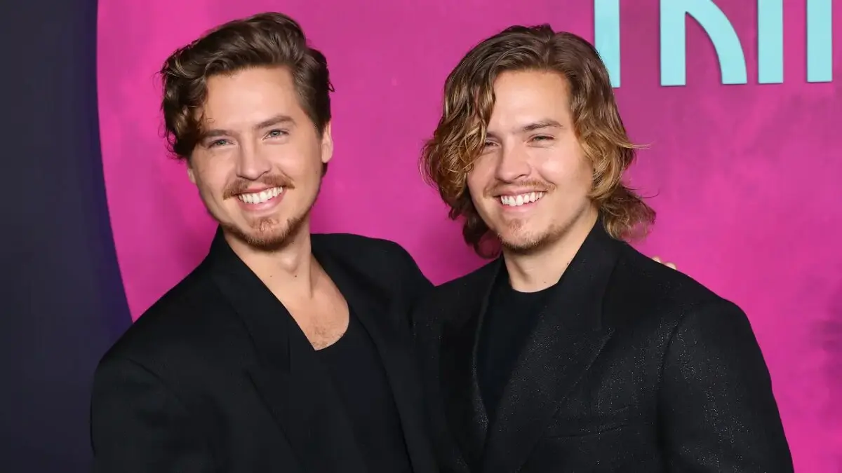 Dylan Sprouse faz descoberta bizarra sobre a família e revela reação do irmão gêmeo, Cole: “Muito louco”; assista Dylan Sprouse faz descoberta bizarra sobre a família e revela reação do irmão gêmeo, Cole: “Muito louco”; assista
