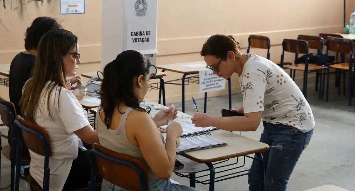 Eleitor que faltou no primeiro turno das Eleições de 2026 pode votar normalmente no segundo turno