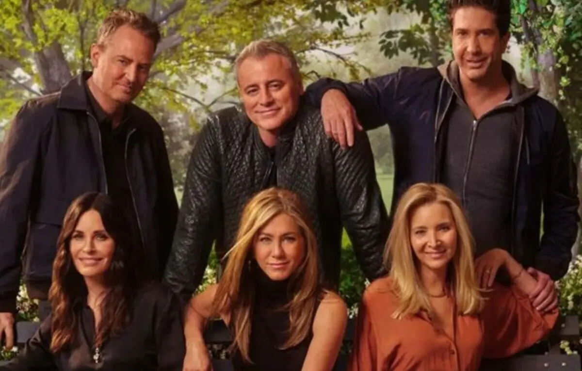 Elenco de Friends chorou junto ao caixão de Matthew Perry, diz irmã do ator