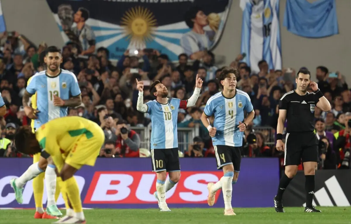 Em jogo de despedida, Messi marca de pênalti contra o Benin. Confira