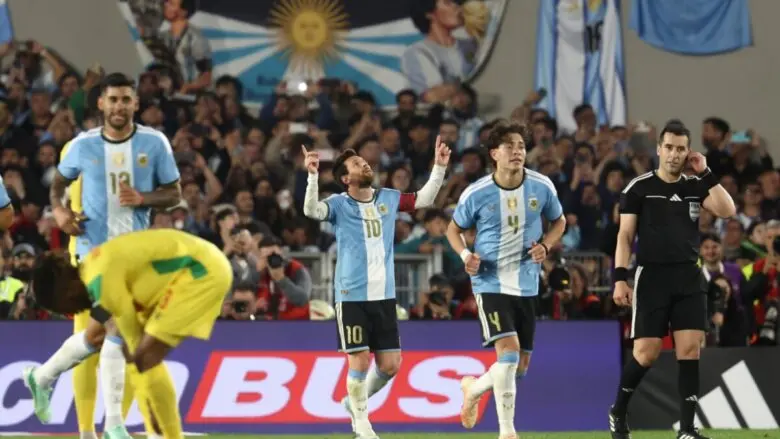 Em jogo de despedida, Messi marca de pênalti contra o Benin. Confira