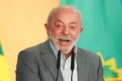 Em novo programa, Lula mira indecisos e critica oposição
